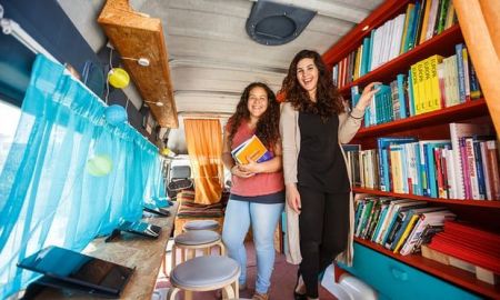 Εθελόντριες σε προσφυγικούς καταυλισμούς στην Ελλάδα φτιάχνουν κινητή βιβλιοθήκη