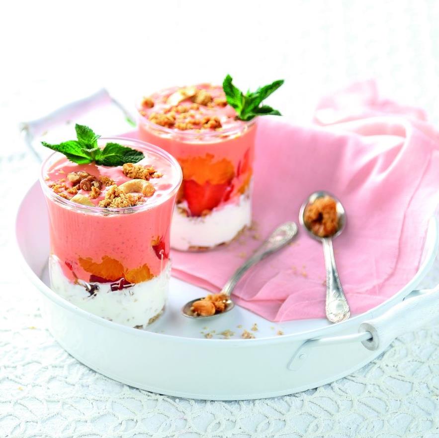 Δημητριακά και smoothies φράουλα-πορτοκάλι