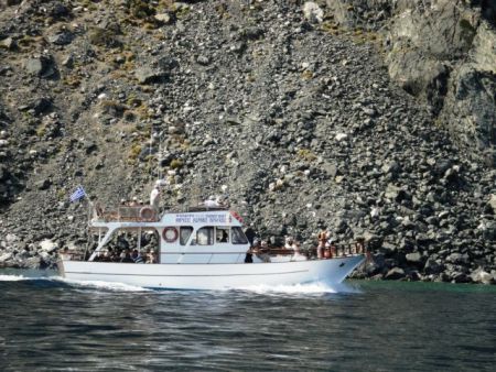 Στις φλόγες η «Θεοδώρα», το μοναδικό περιηγητικό σκάφος της Σαμοθράκης