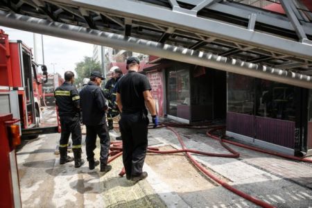 Μερική κατάρρευση κτιρίου στην οδό Καραΐσκου στον Πειραιά