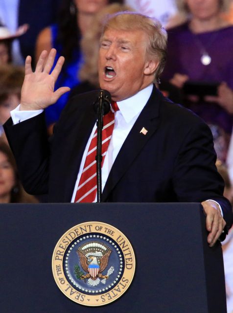 Ο Τραμπ κλείνει το μάτι στην Ακροδεξιά