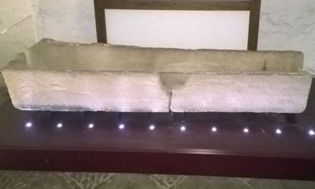 Μ. Βρετανία: Ζευγάρι κατέστρεψε σαρκοφάγο 800 ετών …για μια φωτογραφία