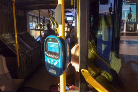 Τρέχουν για να προλάβουν το «έξυπνο εισιτήριο»