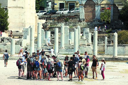 Μηνύματα για ρεκόρ σε αφίξειςκαι εισπράξεις το 2018