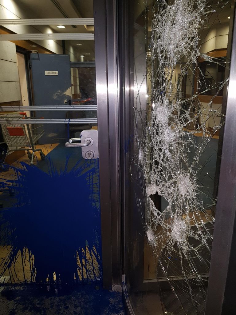 Επίθεση στο παλιό κτίριο του ΔΟΛ στη Μιχαλακοπούλου