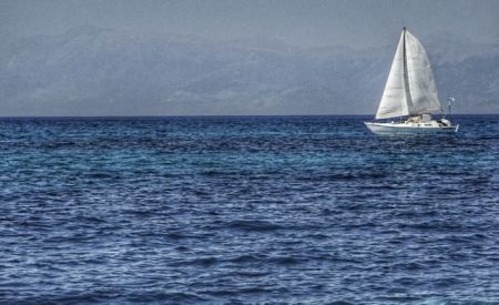 Εντοπίστηκε ιστιοφόρο με πρόσφυγες Νότια της Θήρας