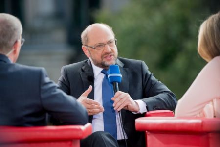 Σουλτς: Υπερβολικά διστακτική η Μέρκελ απέναντι στον Ερντογάν