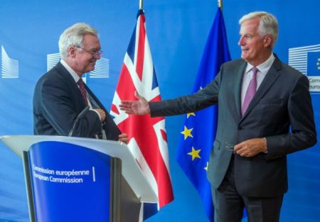 Brexit: Ο Μπαρνιέ προτρέπει το Λονδίνο «να διαπραγματευθεί σοβαρά»