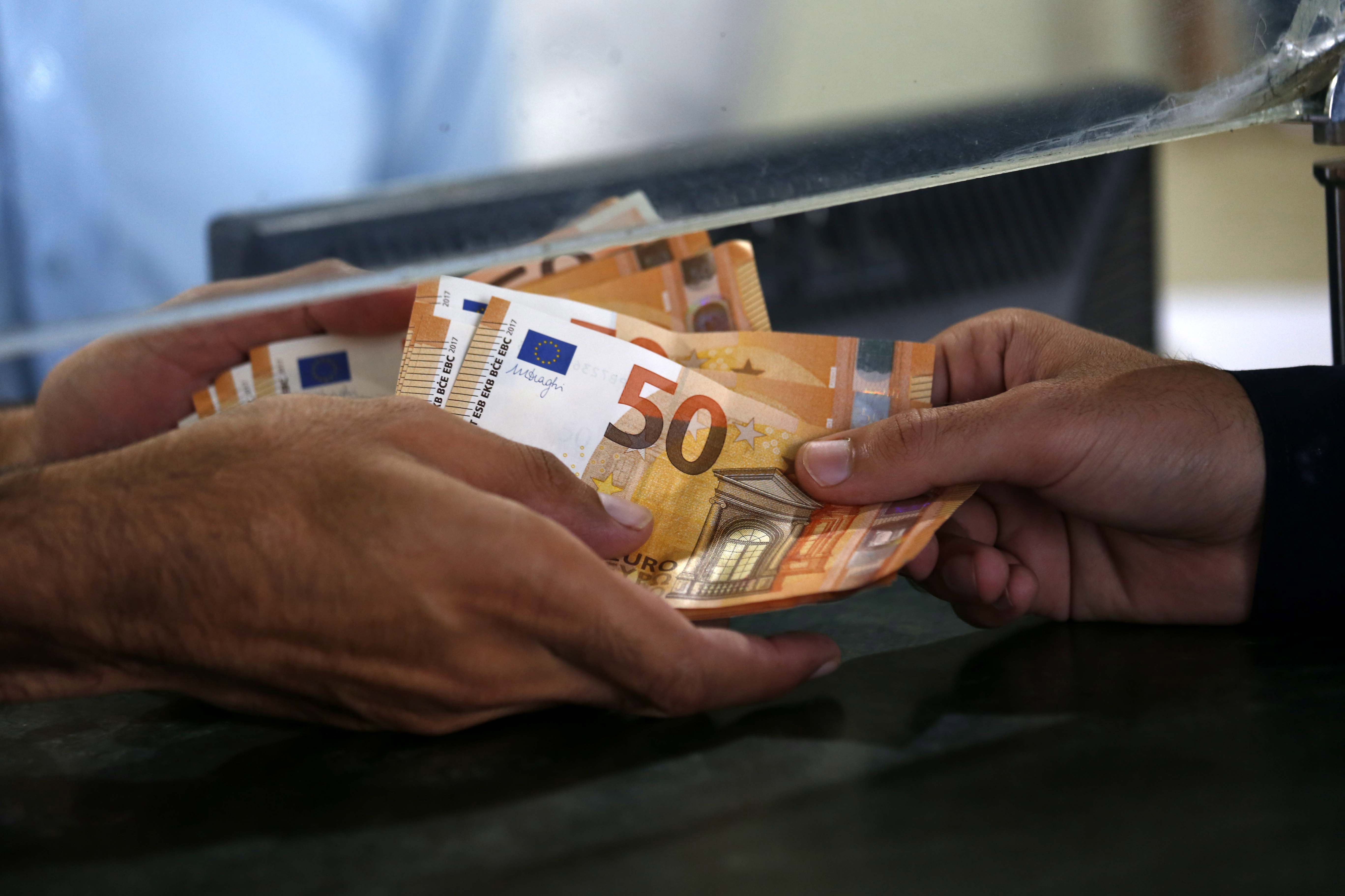 Πάνω από 5,3 δισ. ευρώ για τους επόμενους 3 μήνες καλούνται να πληρώσουν τα νοικοκυριά