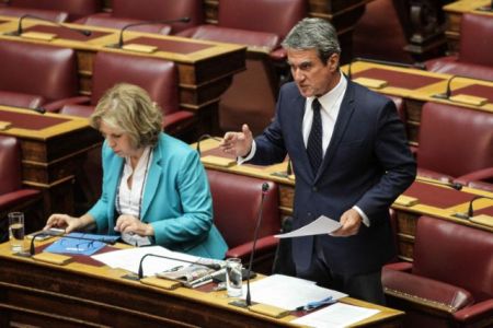 Εντονη αντιπαράθεση Κατρούγκαλου – Λοβέρδου στη Βουλή