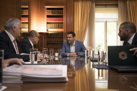 Τσίπρας: Πρέπει να φανεί ο αντίκτυπος των θετικών δεικτών στην πραγματική οικονομία