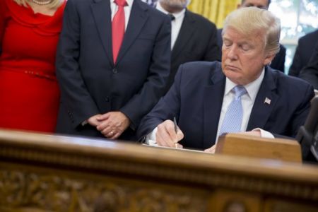 Ο Τραμπ καταργεί το διάταγμα προστασίας νεαρών μεταναστών