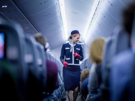 Παρελθόν η φούστα στη γυναικεία στολή αεροπορικής εταιρίας