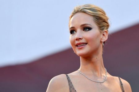 Τζένιφερ Λόρενς: «Ο Τραμπ φταίει για τους τυφώνες»