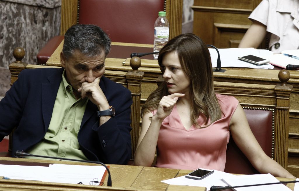 Οι θεσμοί συζητούν μόνο αλλαγές σε συνδικαλιστικό νόμο και όχι επαναφορά των συμβάσεων