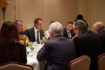 Προβληματισμένος Μητσοτάκης