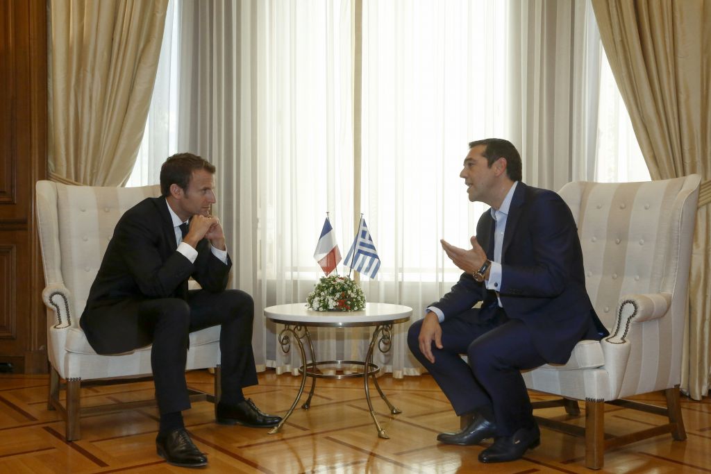 Όλα όσα δεν έδειξαν οι κάμερες στην επίσκεψη Μακρόν