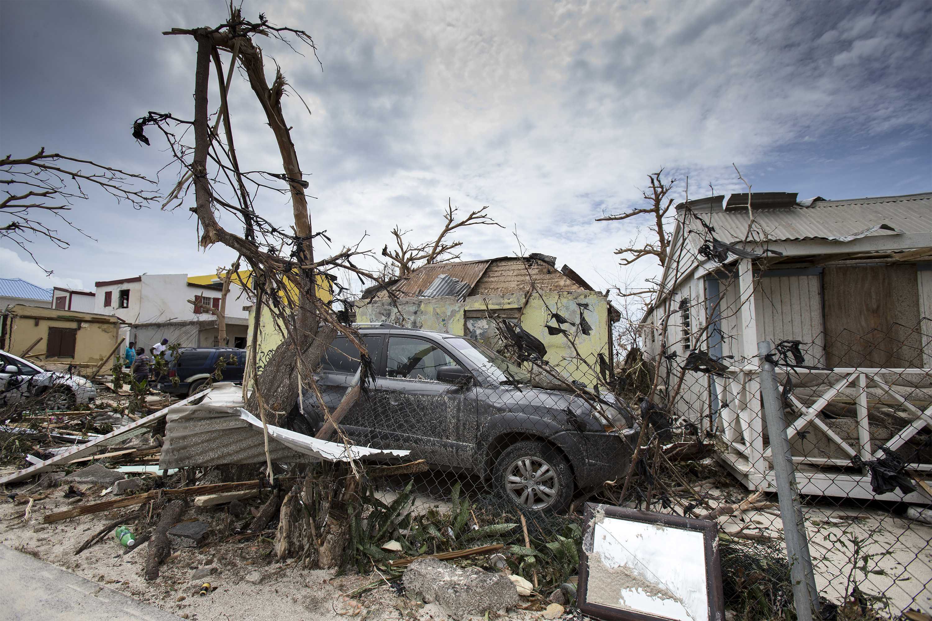 Ιρμα: Αφήνει πίσω του τοπίο καταστροφής καθώς κινείται προς Φλόριντα – 14 οι νεκροί