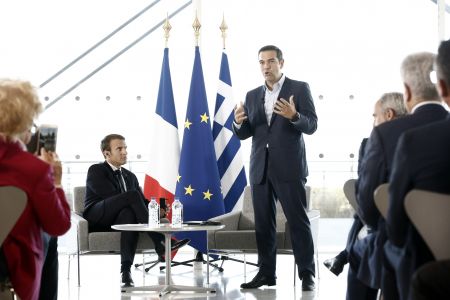 Στρογγυλή τράπεζα με επιχειρηματίες: Εκκληση για επενδύσεις από Τσίπρα-Μακρόν