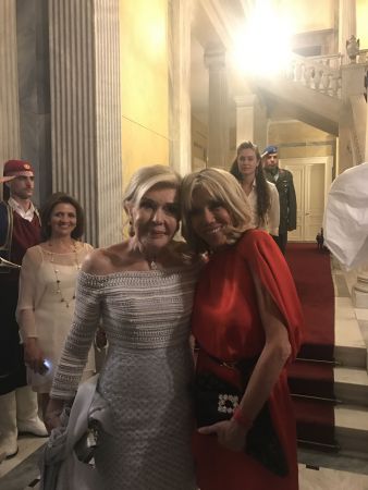 Η «κόκκινη» Μπριζίτ, η τουαλέτα της Περιστέρας η tres chic Μαριάννα