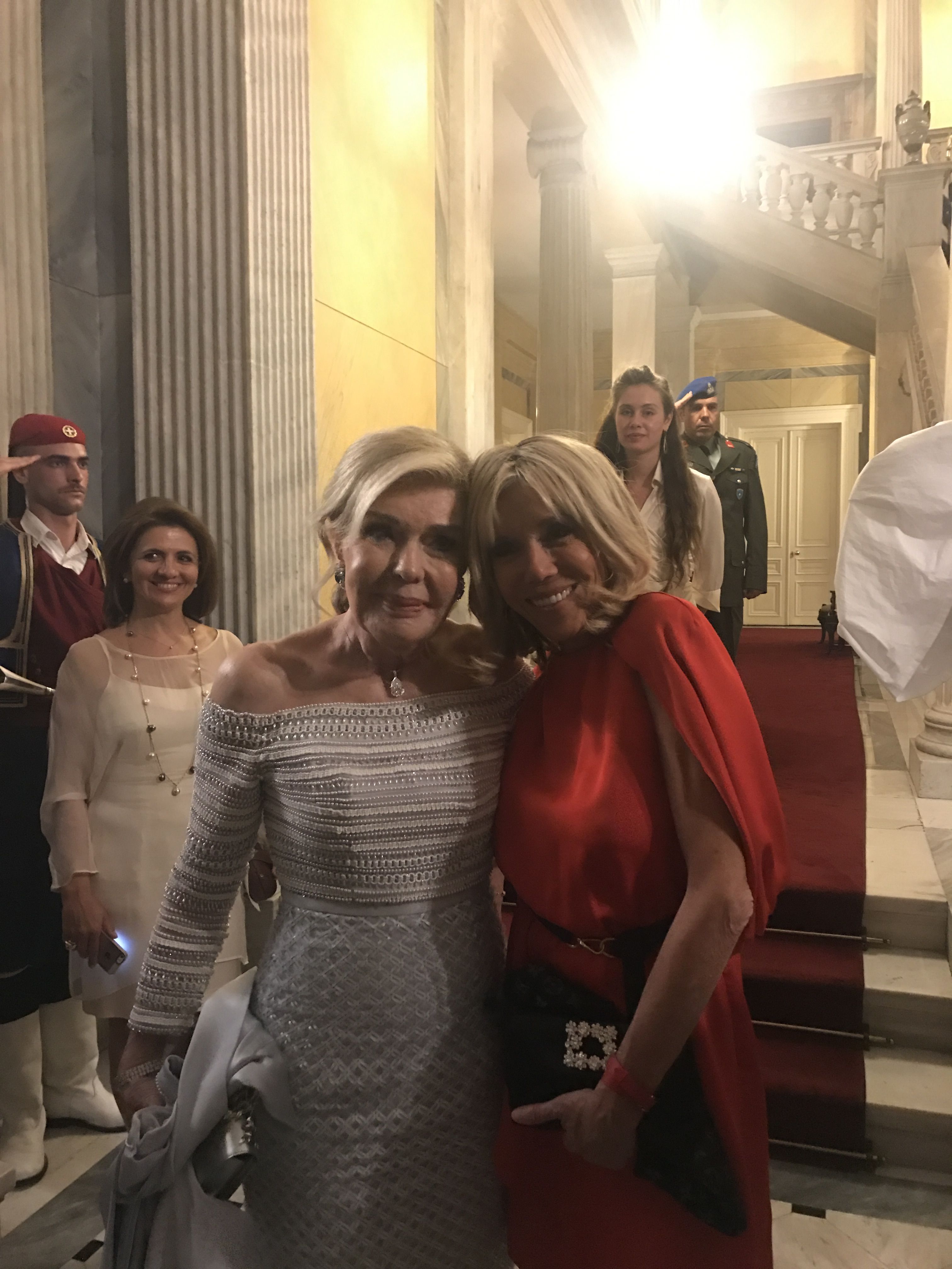 Η «κόκκινη» Μπριζίτ, η τουαλέτα της Περιστέρας η tres chic Μαριάννα