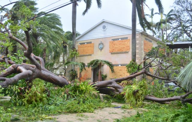Η Ίρμα σφυροκοπάει τη Φλόριντα με σφοδρές καταιγίδες