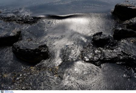 Δήμαρχος Σαλαμίνας: Αν αλλάξει ο άνεμος κινδυνεύει ο Σαρωνικός