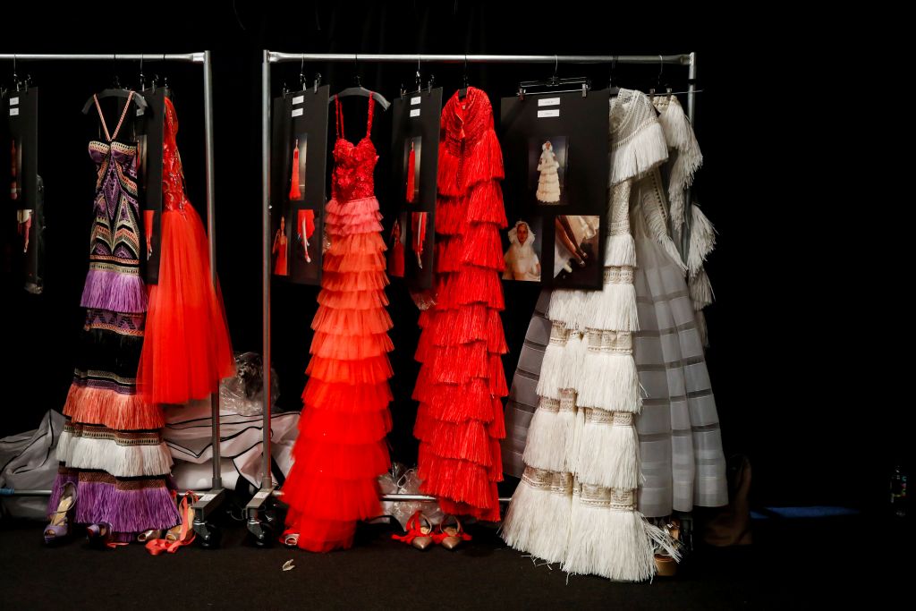 ΜΟΔΑ: Συνθήματα κατά ρατσισμού και Τραμπ, κόκκινο και εκκωφαντική πολυτέλεια