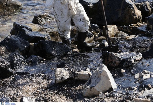 Μάχη για τον καθαρισμό από την πετρελαιοκηλίδα των ακτών σε Σαλαμίνα, Πειραιά, Άγιο Κοσμά ακόμα και στη Γλυφάδα