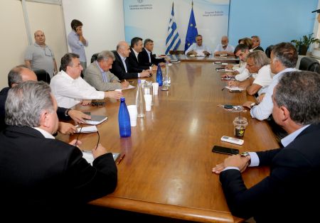 Περιφερειάρχες και «γαλάζια ξίφη» στην… αυλή του Σκουρλέτη