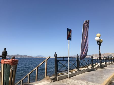 Συνεχίζεται η επιχείρηση απορρύπανσης των ακτών Σαλαμίνας, Πειραιά και Γλυφάδας