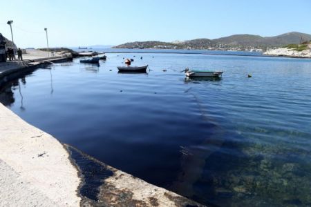 Μήνυση κατά παντός υπευθύνου από WWF για τη ρύπανση στον Σαρωνικό