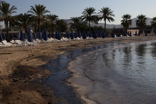 Με εντατικούς ρυθμούς ο καθαρισμός των ακτών σε Σαλαμίνα, Πειραιά και Γλυφάδα