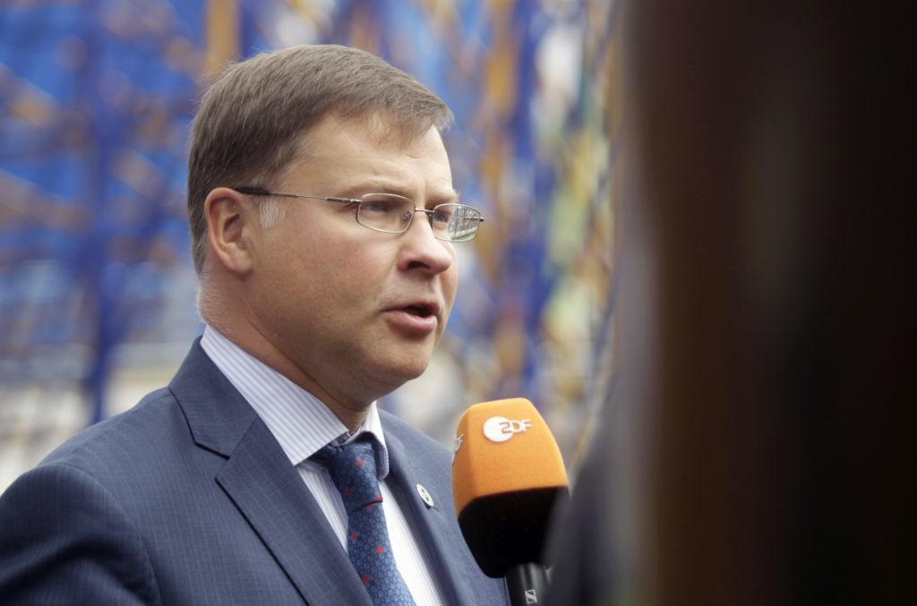 Ντομπρόβσκις: Πρώιμη η συζήτηση για «καθαρή έξοδο» από το μνημόνιο