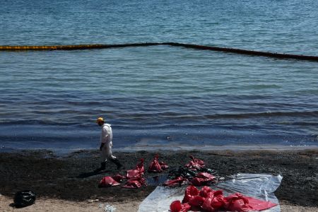 Συγκρότηση συντονιστικού οργάνου για την ρύπανση στον Σαρωνικό