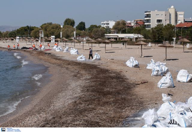 «Πονοκέφαλος» για τα συνεργεία απορρύπανσης η περιοχή στα Αστέρια Γλυφάδας