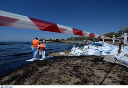 Σαρωνικός SOS: Εφτασε μέχρι το Λαγονήσι η πετρελαιοκηλίδα