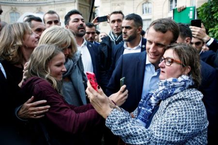 Εισβολή… χιλιάδων πολιτών στο Ελιζέ για μια σέλφι με τον πρόεδρο