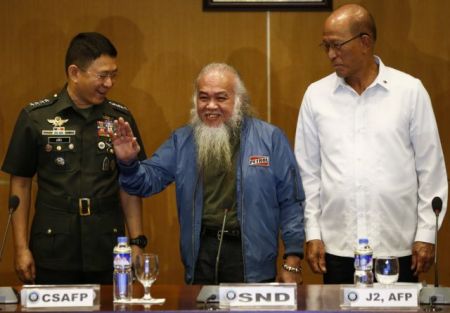 Φιλιππίνες: Ελεύθερος ο καθολικός ιερέας που κρατούσαν τζιχαντιστές