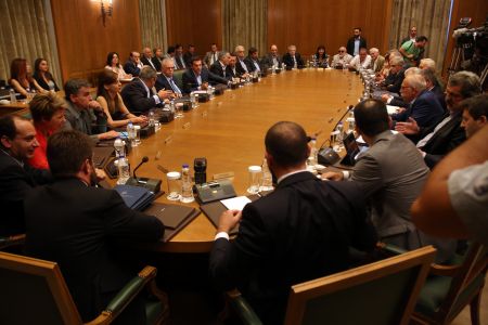 Σε κοινωνικό κλοιό η κυβέρνηση