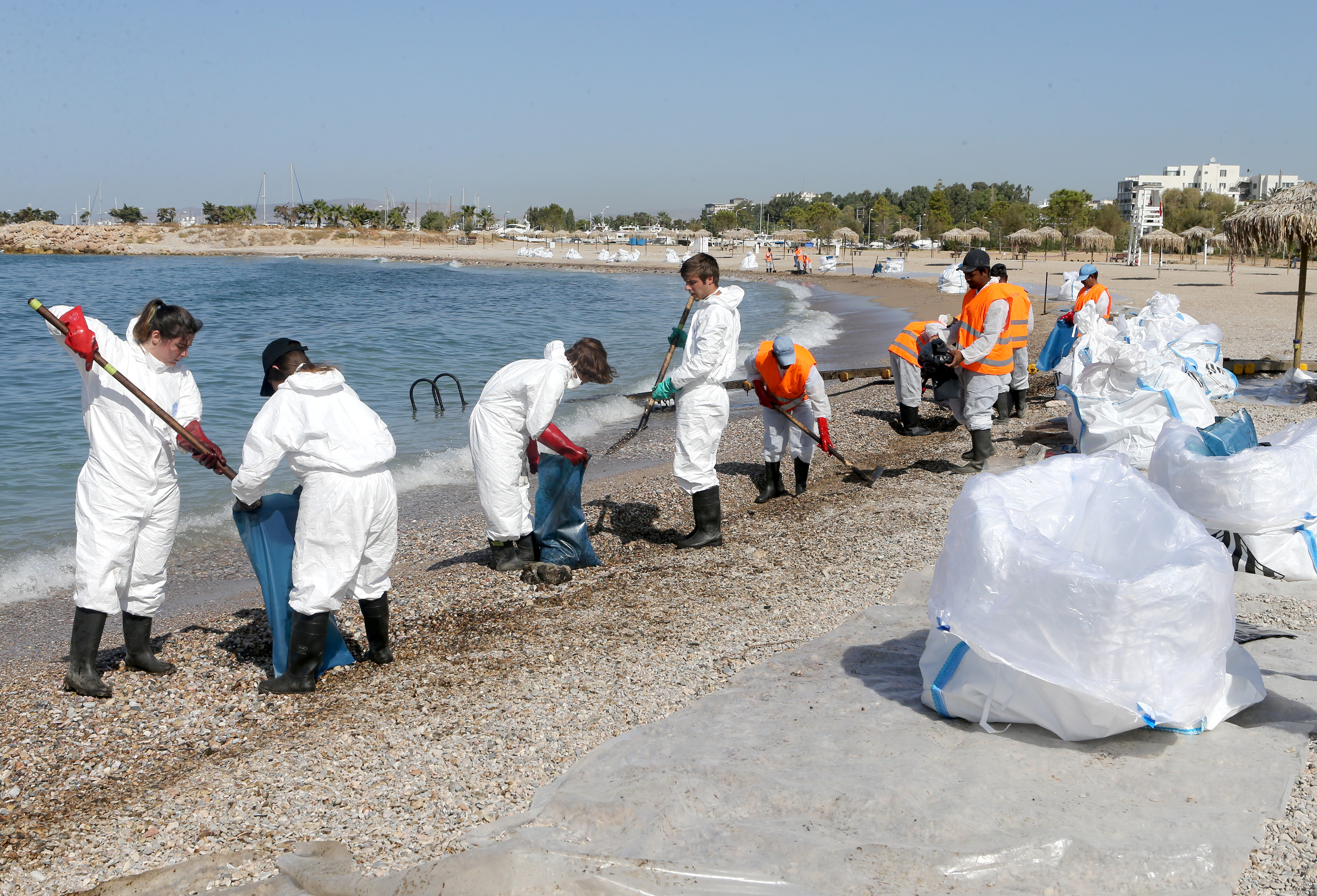 Σε εξέλιξη και το Σάββατο εργασίες απορρύπανσης στις ακτές, σύμφωνα με το Λιμενικό