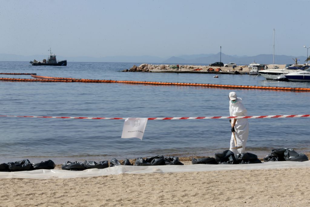 Το υπουργείο Ναυτιλίας ζητά από τον Δήμο Πειραιά στοιχεία σκαφών που επλήγησαν από την ρύπανση