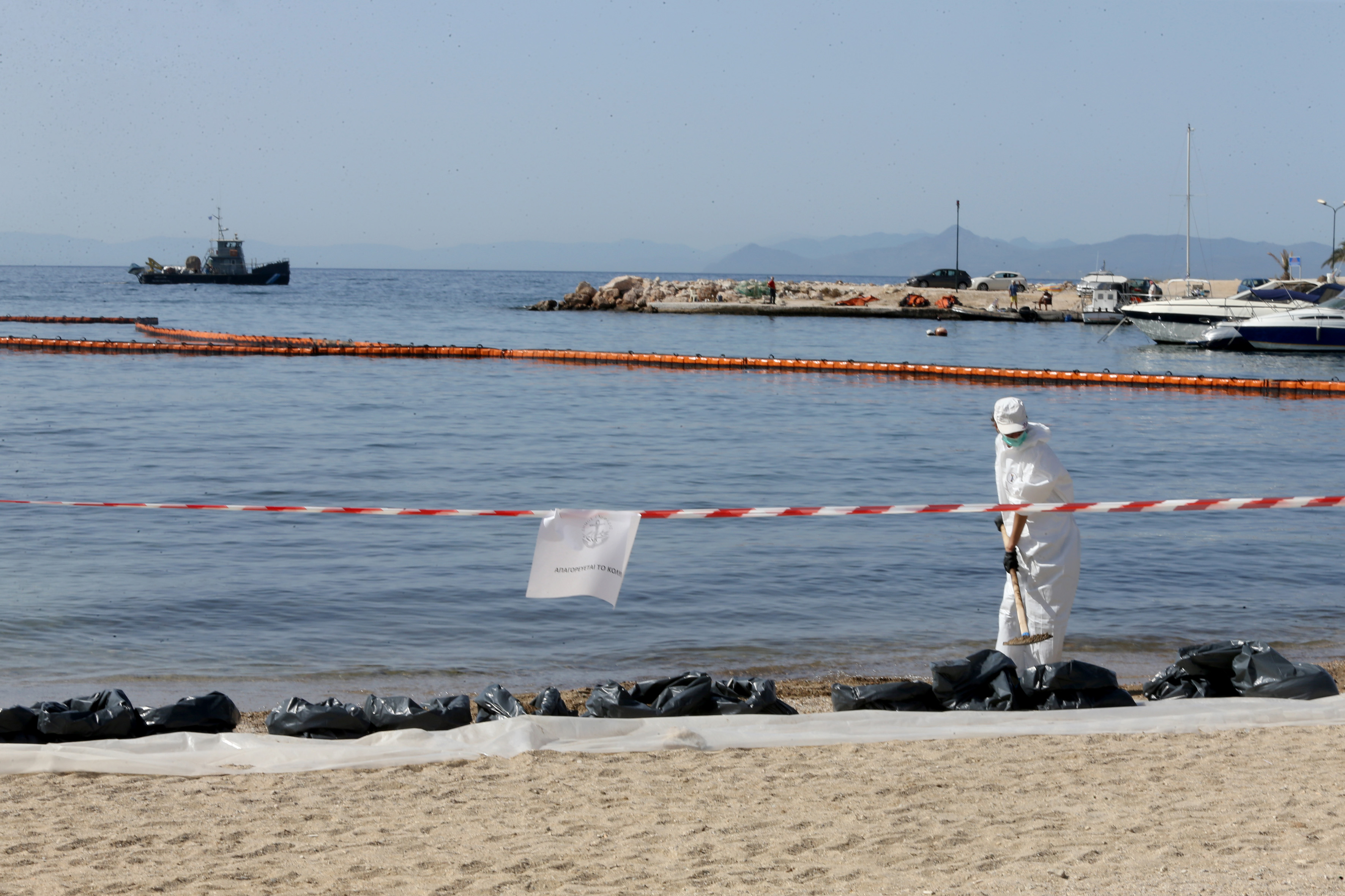 Το υπουργείο Ναυτιλίας ζητά από τον Δήμο Πειραιά στοιχεία σκαφών που επλήγησαν από την ρύπανση