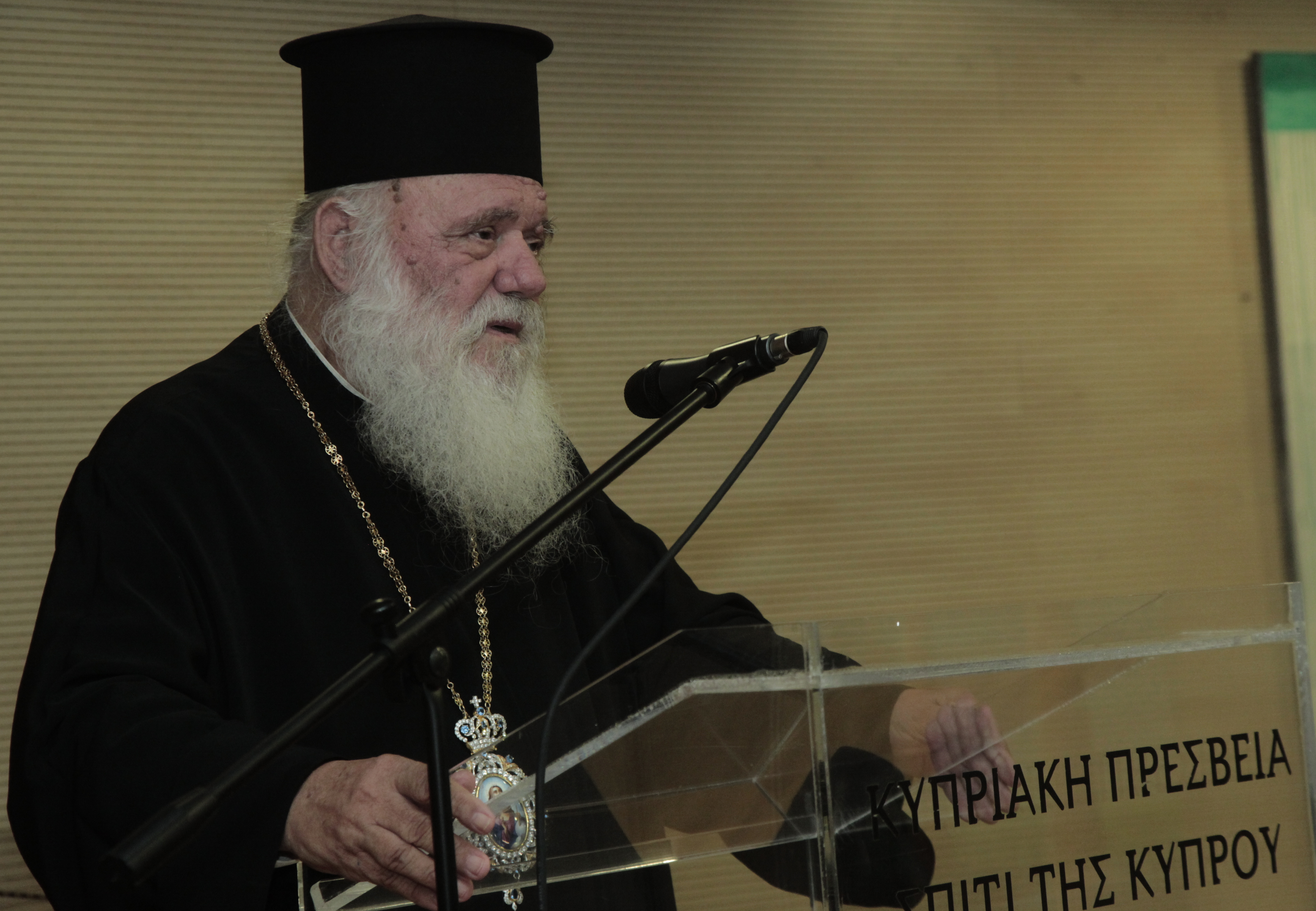 Ιερώνυμος για την αναγνώριση της ταυτότητας φύλου