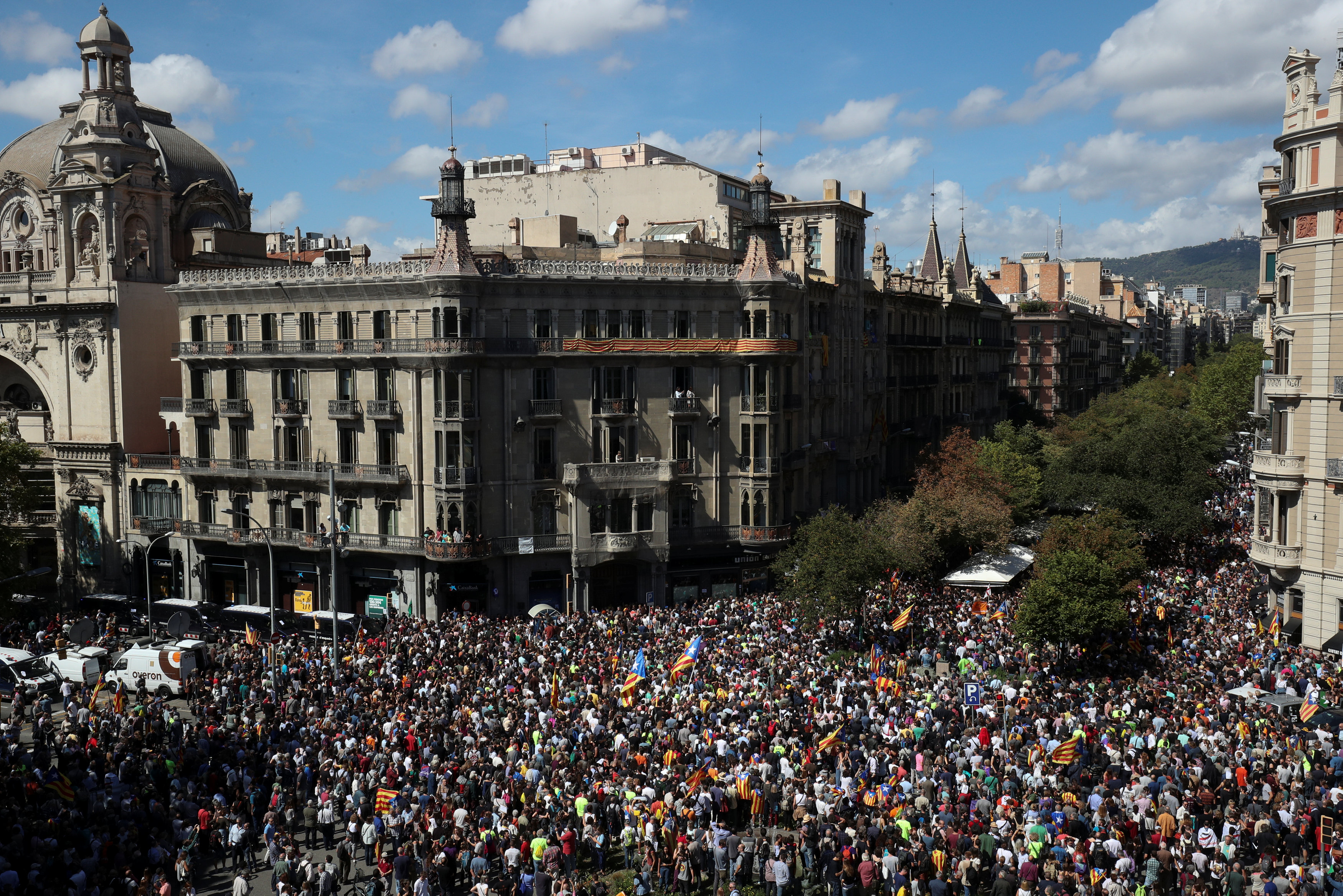 Στους δρόμους οι Καταλανοί μετά την εισβολή της Εθνοφρουράς στο υπουργείο Οικονομικών της Περιφέρειας και τις συλλήψεις