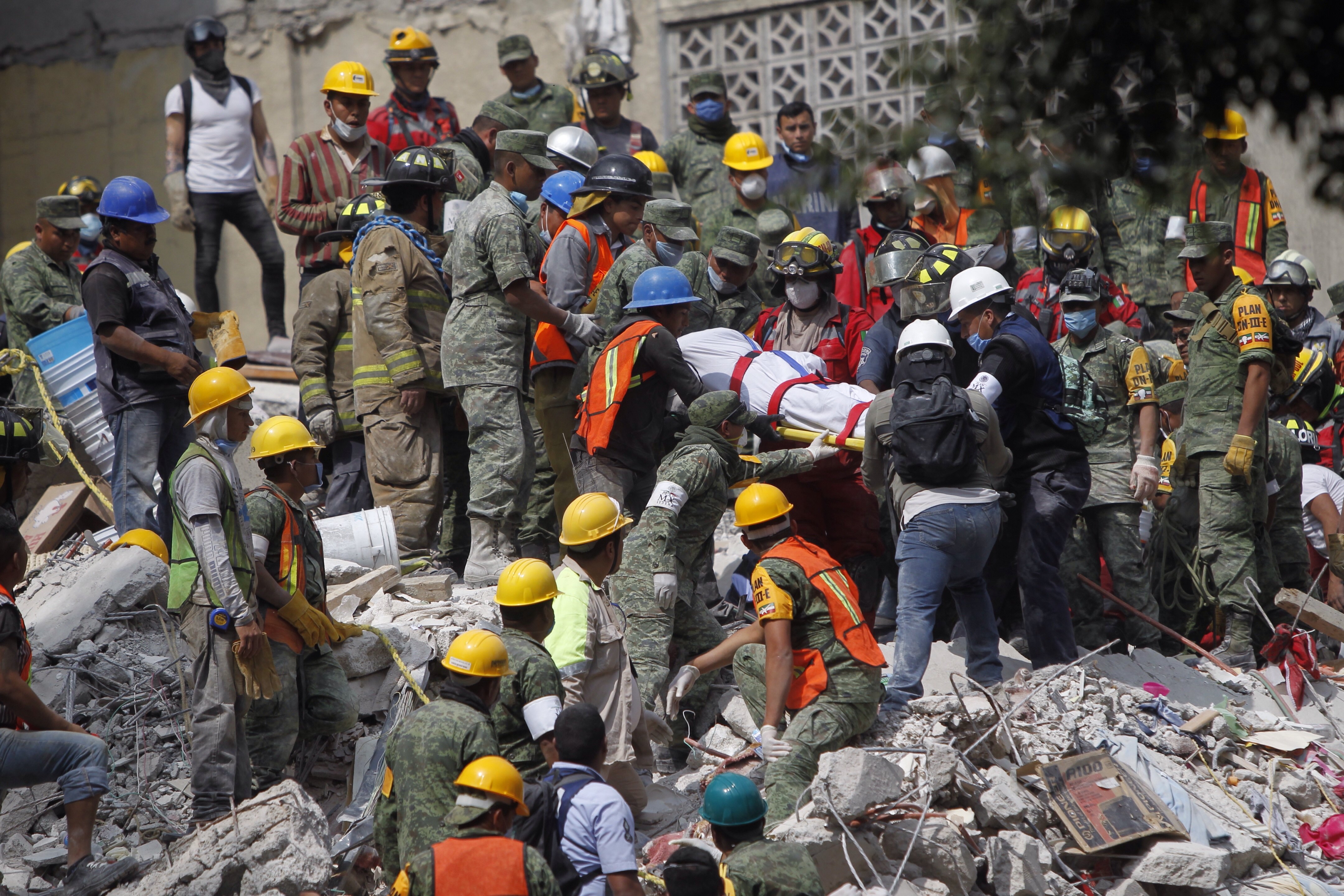 Μεξικό: Δεκάδες παιδιά ανασύρονται νεκρά – Σκηνές απόγνωσης μετά τον φονικό σεισμό (videos)