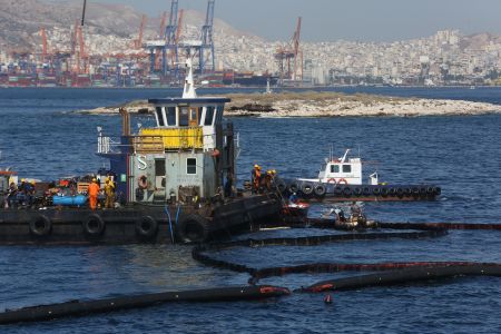Παρέμβαση του Ρουβίκωνα στο παλιό κτίριο του υπουργείου Ναυτιλίας
