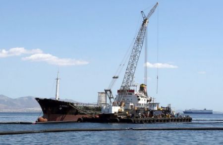 Με γοργούς ρυθμούς η απάντληση των καυσίμων του «Αγία Ζώνη ΙΙ»