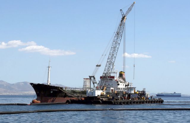 Με γοργούς ρυθμούς η απάντληση των καυσίμων του «Αγία Ζώνη ΙΙ»