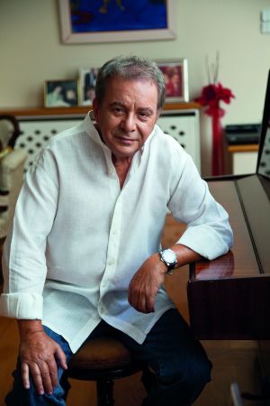 Μανώλης Μητσιάς: «Τα τραγούδια με ανάγκασαν να σκεφτώ πιο βαθιά»